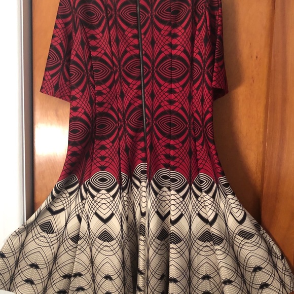 Gabby Skye NWT Graphic Dress Size 16 - Picture 2 of 6